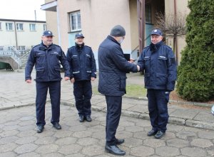 na parkingu przed Komendą Powiatową Policji w Wieluniu  Starosta Wieluński wręcza kluczyki policjantowi.