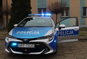 nowy radiowóz stoi zaparkowany przed budynkiem komendy Policji w Wieluniu, prezentacji sygnałów świetlnych