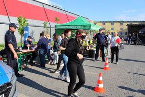 zdjęcie przedstawiające wieluńskich policjantów z uczestnikami pikniku polsko-ukraińskiego w dniu 10 czerwca 2022 roku