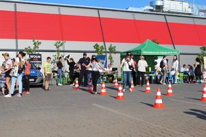 zdjęcie przedstawiające wieluńskich policjantów z uczestnikami pikniku polsko-ukraińskiego w dniu 10 czerwca 2022 roku