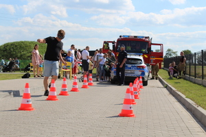 zdjęcie przedstawiające policjanta oraz uczestników pikniku rodzinnego na terenie żłobka miejskiego w Wieluniu w  dniu 11 czerwca 2022 roku