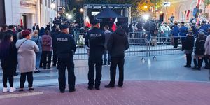 Policjanci stoją na ulicy pośród zgromadzonych uczestników  obchodów rocznicy  wybuchu II Wojny Światowej.