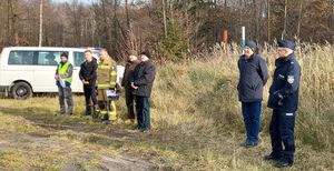 Na terenie leśnym stoją obserwatorzy działań, w tym Wójt  Gminy Czarnożyły oraz zastępca Komendanta Powiatowego Policji w Wieluniu