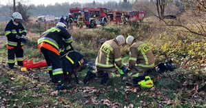 Strażacy udzielają pierwszej pomocy  poszkodowanemu.