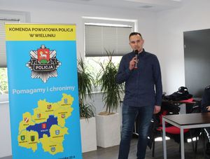 Przedstawiciel Wojewódzkiego Ośrodka Ruchu Drogowego w Łodzi o/t w Sieradzu prowadzi prelekcję podczas debaty.