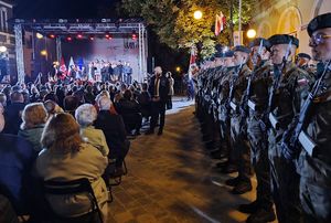 Kompania honorowa Wojska Polskiego, zaproszeni goście oraz scena, na której odgrywana jest inscenizacja.