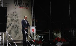 Prezes Rady Ministrów Mateusz Morawiecki przemawia na scenie podczas uroczystości.