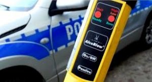 Urządzenia do badania stanu trzeźwości w tle radiowóz policyjny.