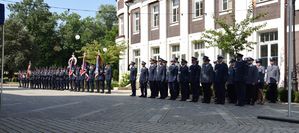 Pododdział mianowanych policjantów w umundurowaniu wyjściowym  w szyku stoi na placu Kazimierza Wielkiego w Wieluniu.