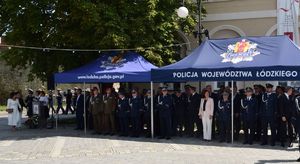Plac Kazimierza Wielkiego w Wieluniu, gdzie pod namiotami stoją zaproszeni goście na Międzypowiatowe Obchody Święta Policji.