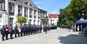 Międzypowiatowe Obchody Święta Policji na Placu Kazimierza Wielkiego w Wieluniu stoi kompania honorowa garnizonu łódzkiego, poczty sztandarowe.