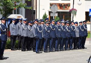 Międzypowiatowe Obchody Święta Policji na Placu Kazimierza Wielkiego w Wieluniu stoi poddział awansowanych policjantów w szyku.
