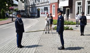Międzypowiatowe Obchody Święta Policji na Placu Kazimierza Wielkiego w Wieluniu dowódcza uroczystości składa meldunek I Zastępcy Komendanta Wojewódzkiego Policji w Łodzi.