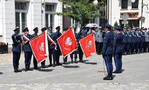 Dowódca uroczystości idzie za  I Zastępcą Komendanta Wojewódzkiego Policji w Łodzi, który wita się ze sztandarami..
