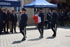 Poczet flagowy maszeruje do masztu.