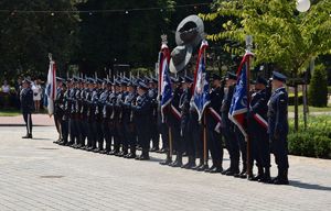 Pododdziały mianowanych,  kompani honorowej , pocztów sztandarowych zgromadzone na placu w trakcie uroczystośći.