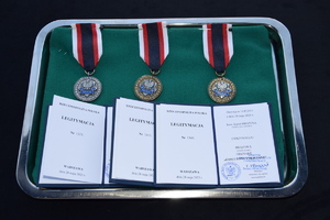 Odznaczenia Srebrnej i Brązowej Odznaki leżą na tacy.