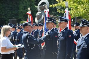 I Zastępca Komendanta Wojewódzkiego Policji w Łodzi wręcza wyróżnionym policjantom  odznaki Zasłużony Policjant.