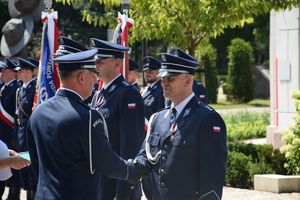 I Zastępca Komendanta Wojewódzkiego Policji w Łodzi wręcza wyróżnionym policjantom  odznaki Zasłużony Policjant.