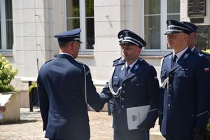 I Zastępca Komendanta Wojewódzkiego Policji w Lodzi wręcza akty mianowania na wyższe stopie policyjne policjantom.