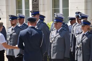 I Zastępca Komendanta Wojewódzkiego Policji w Lodzi wręcza akty mianowania na wyższe stopie policyjne policjantom.