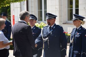 Prezes Stowarzyszenia Rodzina Policyjna 1939 r w Łodzi wręcza trzem funkcjonariuszom przyznane medale.