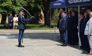 Dowódca uroczystości składa meldunek I Zastępcy Komendanta Wojewódzkiego Policji w Łodzi.