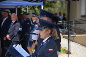 Lektor uroczystości  przy mównicy.