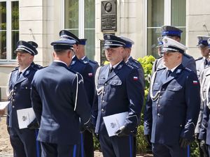 I Zastępca Komendanta Wojewódzkiego Policji w Lodzi wręcza akty mianowania na wyższe stopie policyjne policjantom.