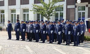 Pododdział mianowanych stoi na placu Kazimierza Wielkiego w Wieluniu.
