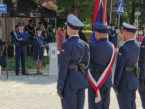 Poczet sztandarowy , w  te pozostali uczestnicy uroczystości.