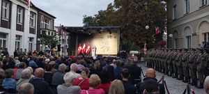 Scena, na której przemawia poseł Rzeczypospolitej Polskiej, wokół zgromadzeni goście.