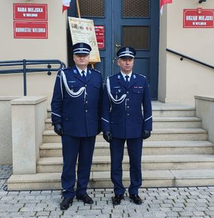 I Zastępca Komendanta Wojewódzkiego Policji w Łodzi i Komendant Powiatowy Policji w Wieluniu. stoją przed budynkiem Urzędu Miejskiego.