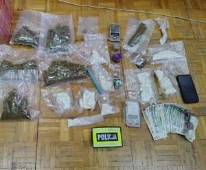 Zabezpieczone w workach foliowych substancje w postaci suszu, skrystalizowanej, substancji. waga oraz pieniądze w banknotach.