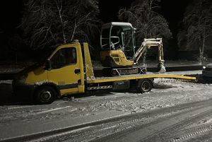 Koparka stoi na lawecie.