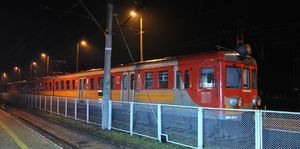 Pociąg stoi przy peronie.