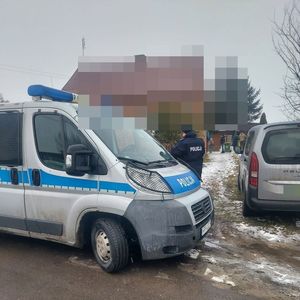 Radiowóz, samochód cywilny policjant.