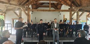 Policjanci i osoby cywilne na obchodach święta dzielnicowego