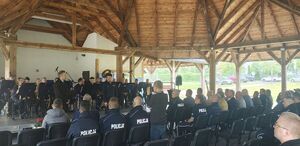 Policjanci i osoby cywilne na obchodach święta dzielnicowego