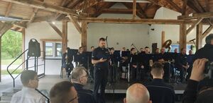 Policjanci i osoby cywilne na obchodach święta dzielnicowego