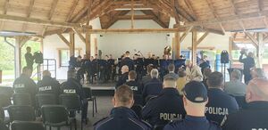 Policjanci i osoby cywilne na obchodach święta dzielnicowego