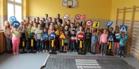 policjantka z przedszkolakami w trakcie pogadanki edukacyjno- profilaktycznej na temat bezpieczeństwa