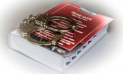 Widok kajdanek policyjnych na kodeksie - zbiorze przepisów prawnych