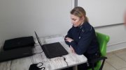 Policjantka prowadzi zajęcia profilaktyczne on - line.