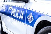 Napis POLICJA na niebieskim tle radiowozu.