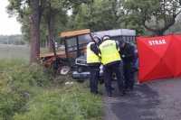 widac policjantów na drodze, rozbite audi i parawan z napisem straż