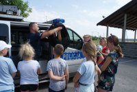 Policjanci w trakcie spotkania profilaktycznego z dziećmi i młodzieżą.