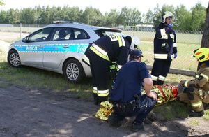 Wspólne ćwiczenia służb ratunkowych na miejscu pozorowanego pożaru obiektu.