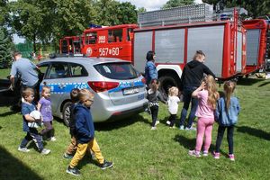 Wspólne ćwiczenia służb ratunkowych na miejscu pozorowanego pożaru obiektu.