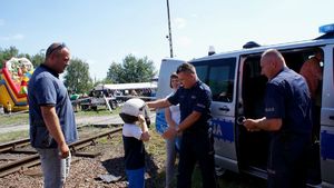 Policjanci na pikniku profilaktycznym.